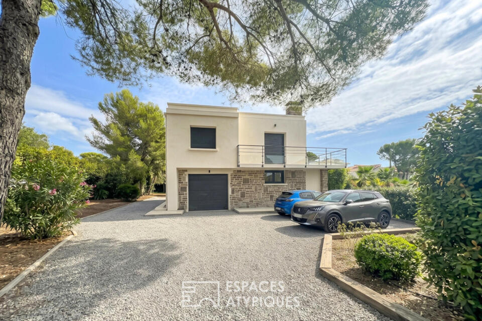 Villa architecture contemporaine tournée vers le jardin balinais
