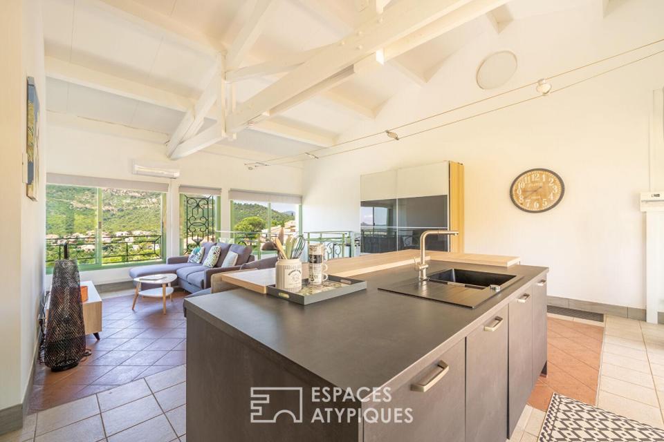 Loft contemporain aux volumes ouverts face aux collines.