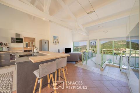 Loft contemporain aux volumes ouverts face aux collines