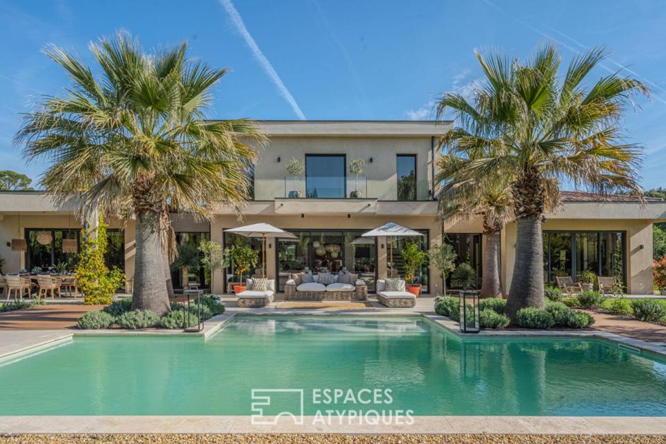 Villa contemporaine avec piscine dans un écrin paysager