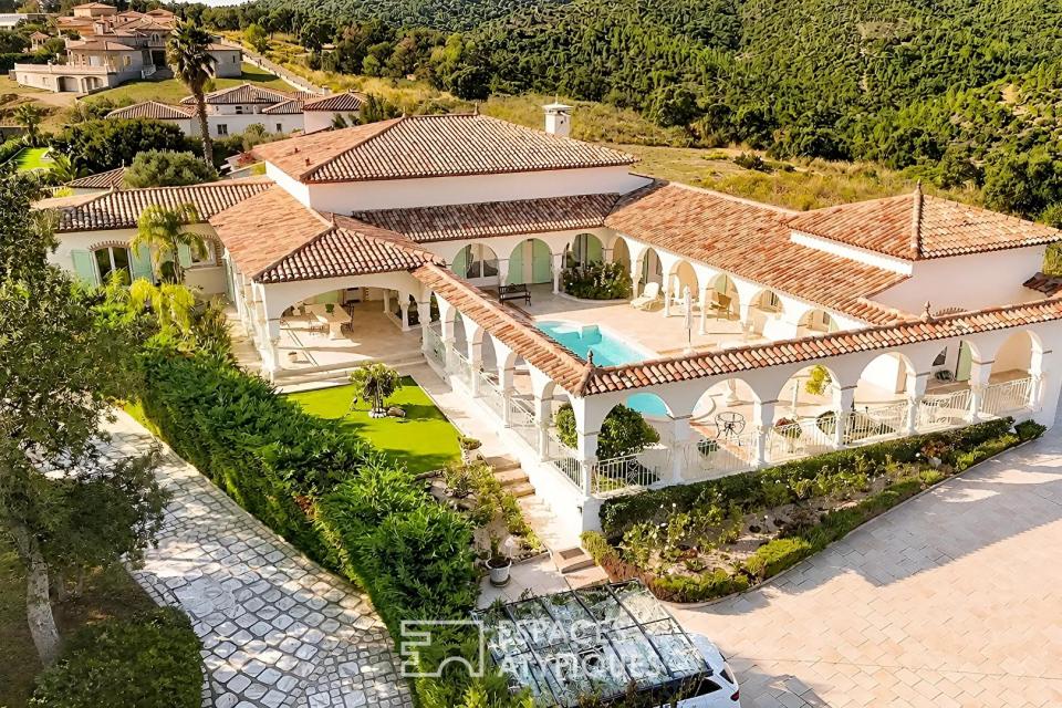 Villa esprit hacienda : volumes d'exception et vue mer panoramique