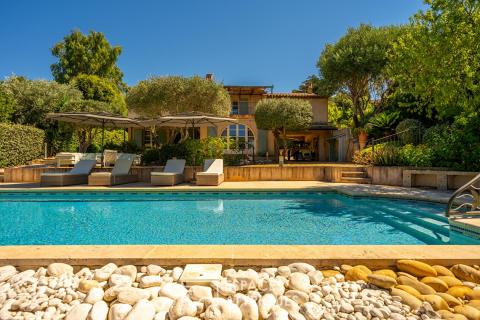 Charming Provençal house with swimming pool and sea view