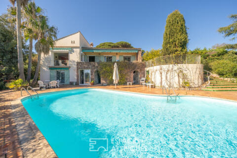 Villa singulière avec piscine à débordement et très belle vue mer