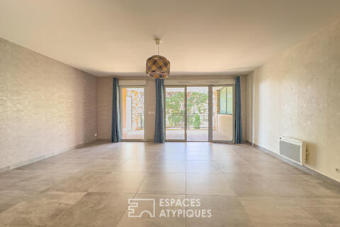 Appartement avec terrasse sur pinède et piscine