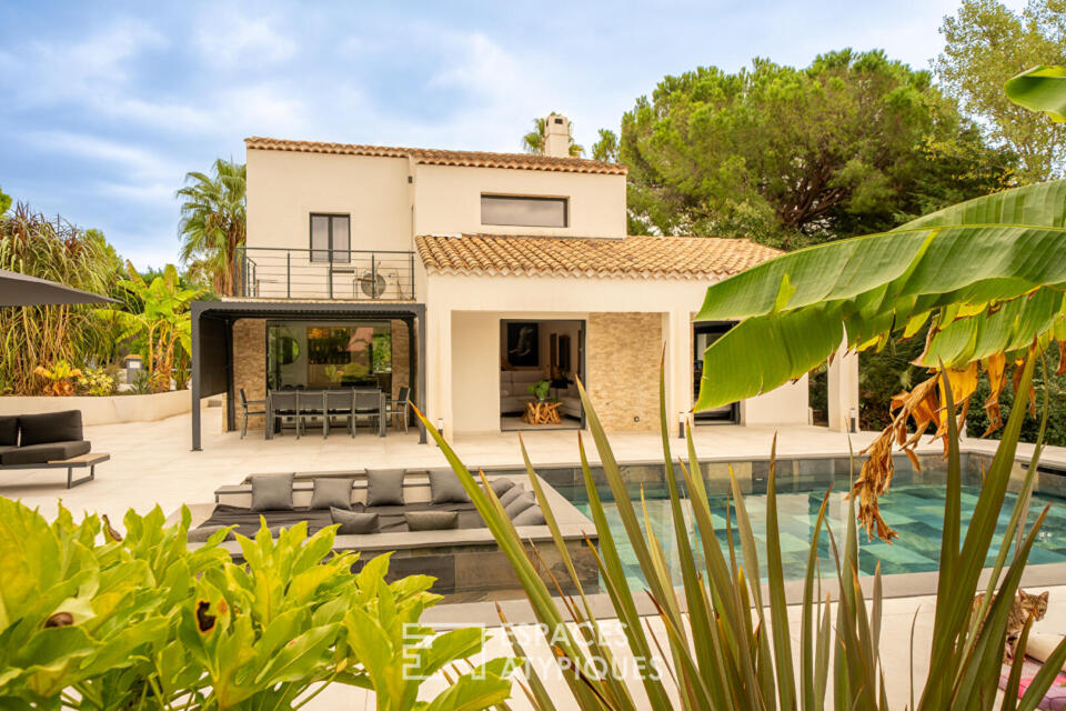 Villa contemporaine rénovée avec piscine balinaise