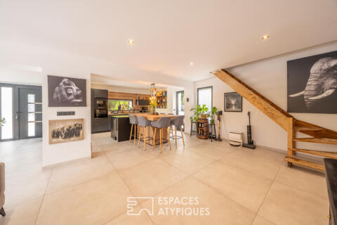 Villa contemporaine rénovée avec piscine balinaise