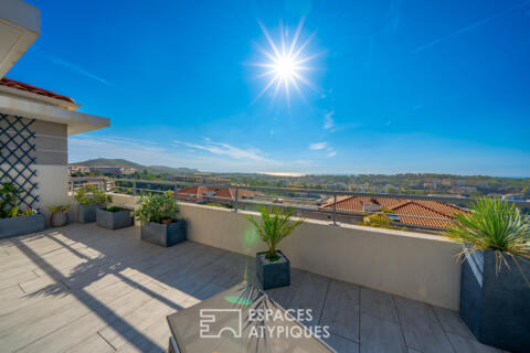 Toit-terrasse contemporain et vue mer panoramique