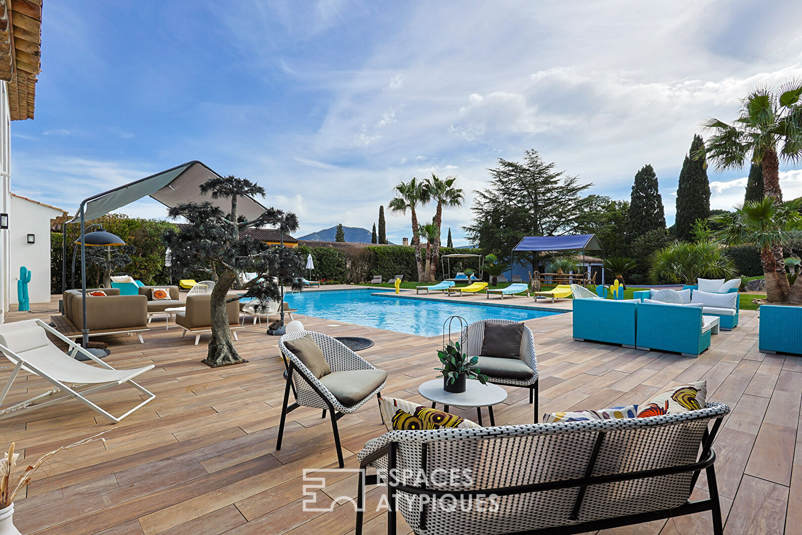 Prestigious contemporary villa with exceptional swimming pool