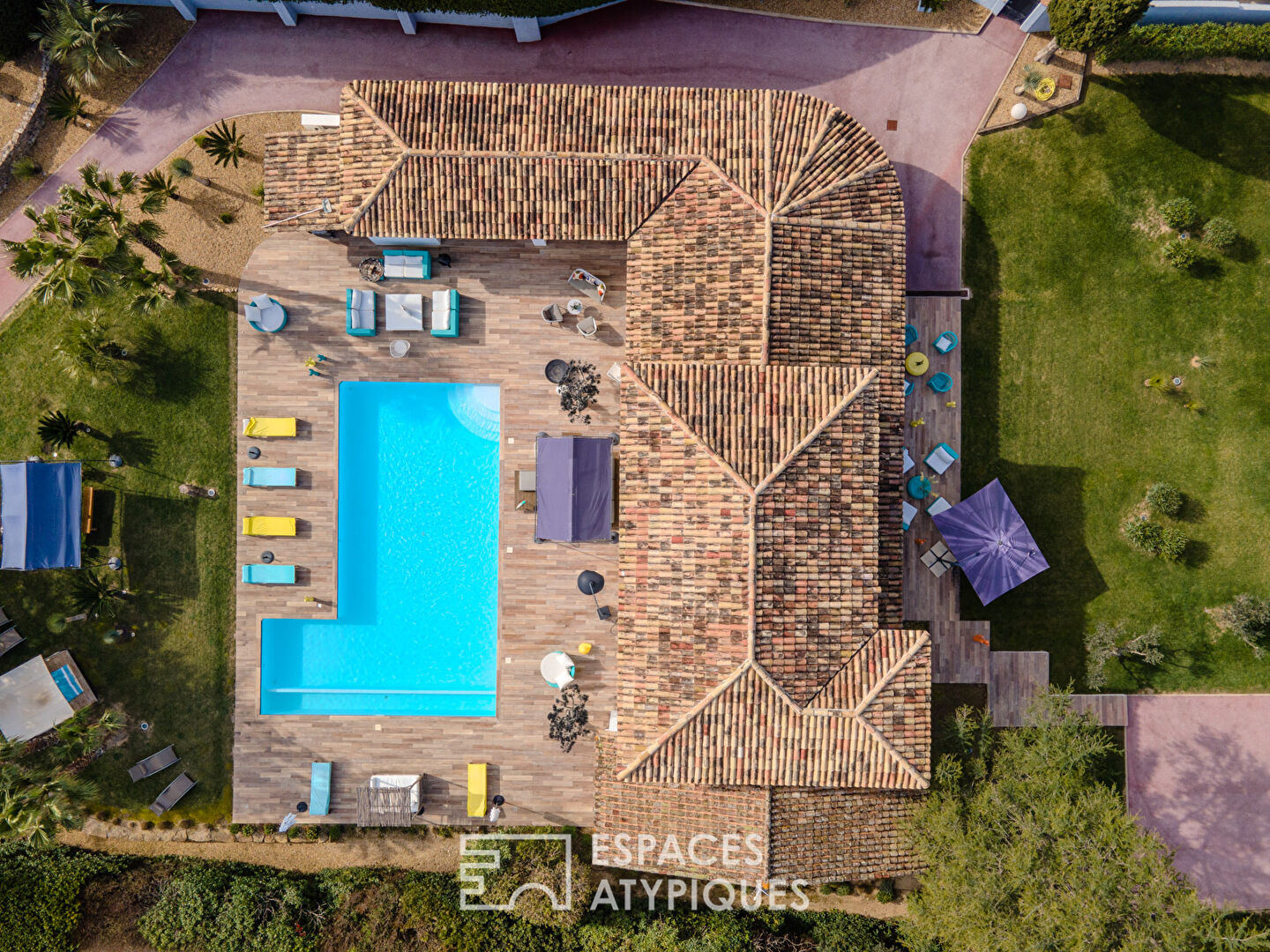 Prestigious contemporary villa with exceptional swimming pool