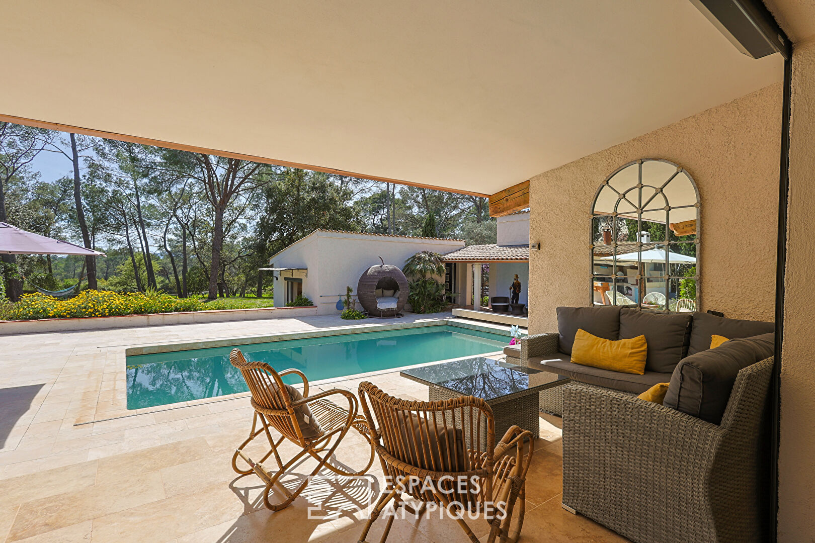 Single-storey architect-designed villa with swimming pool