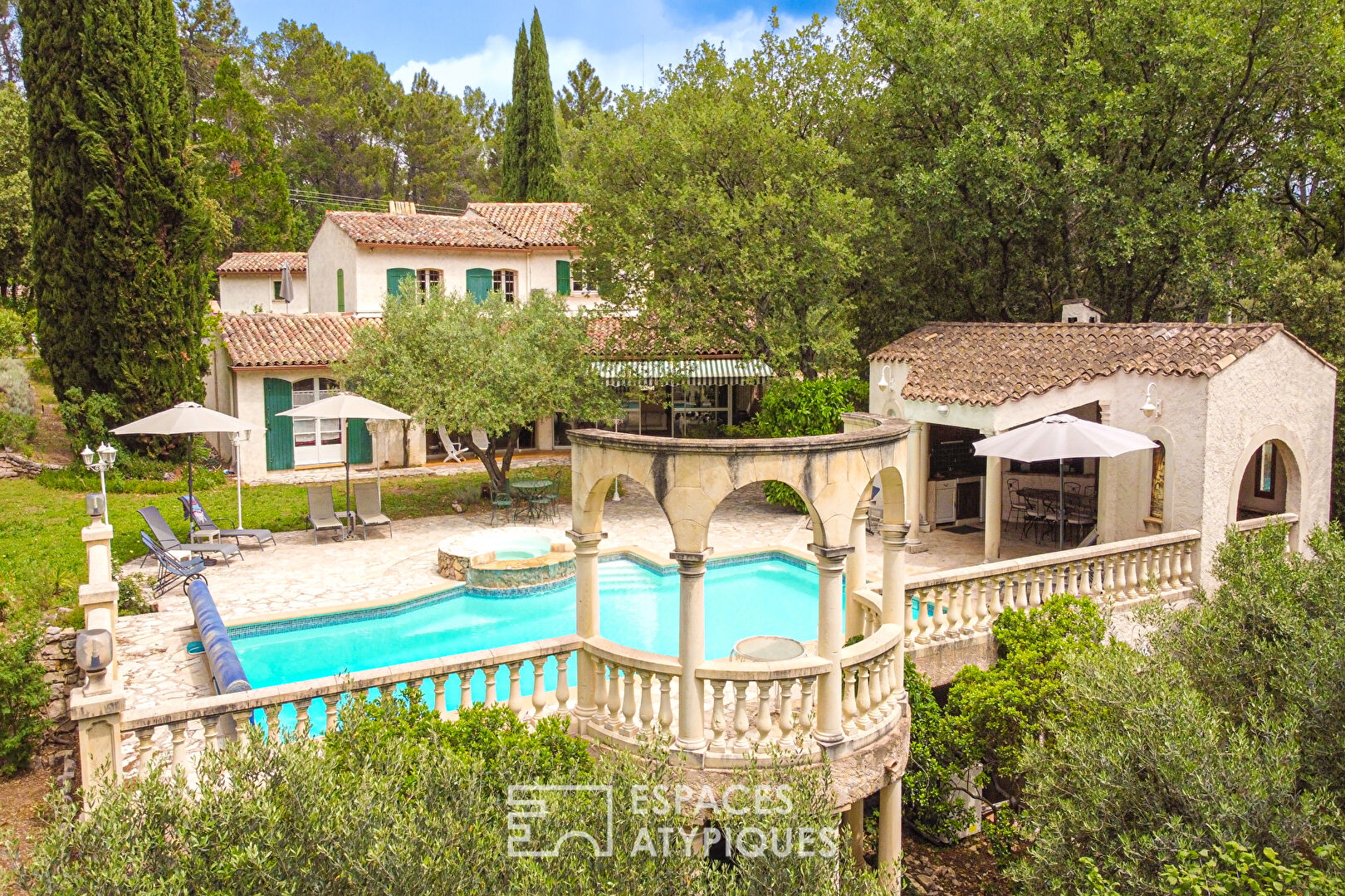 Family villa with swimming pool in a green environment