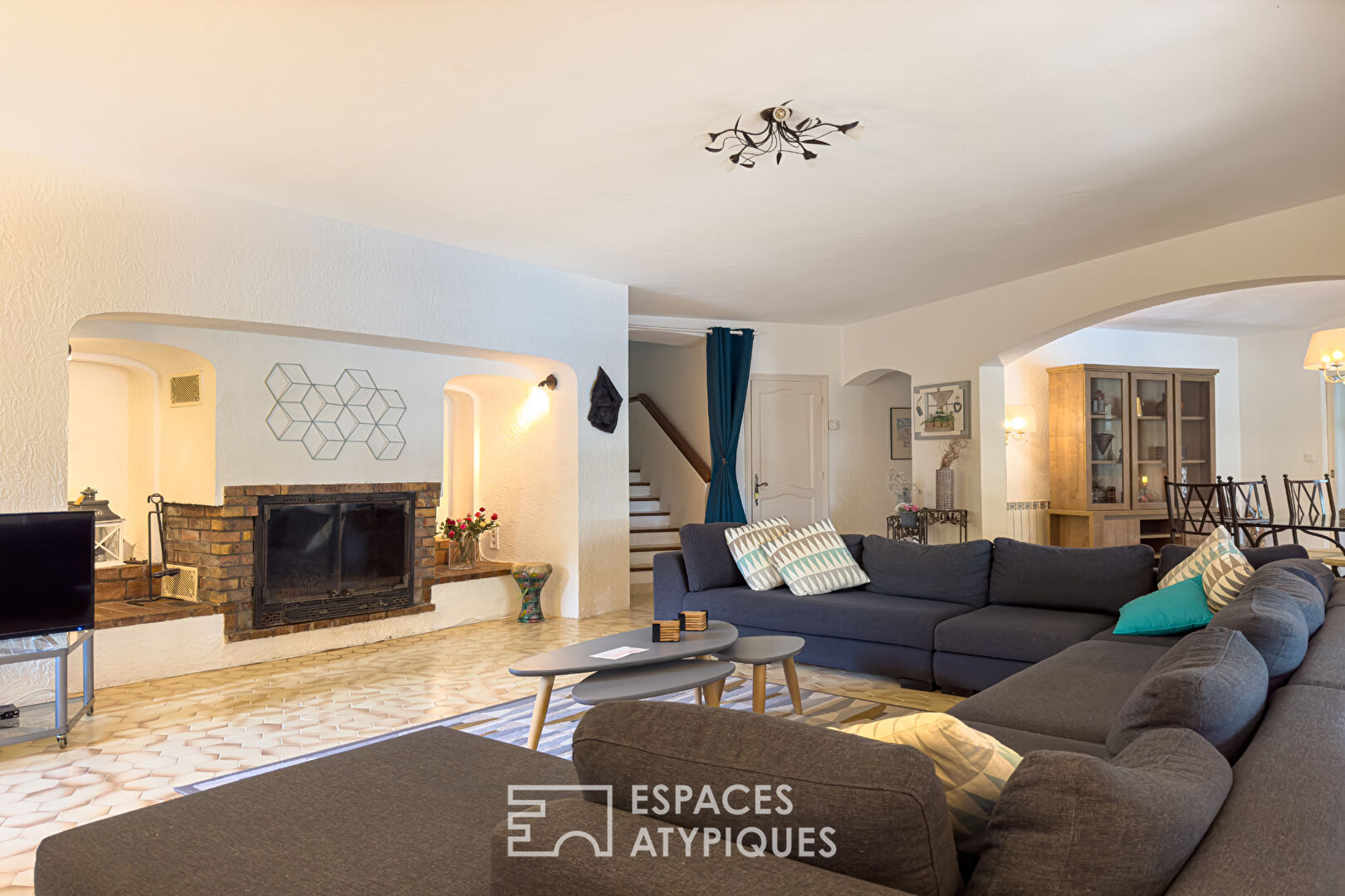 Family villa with swimming pool in a green environment