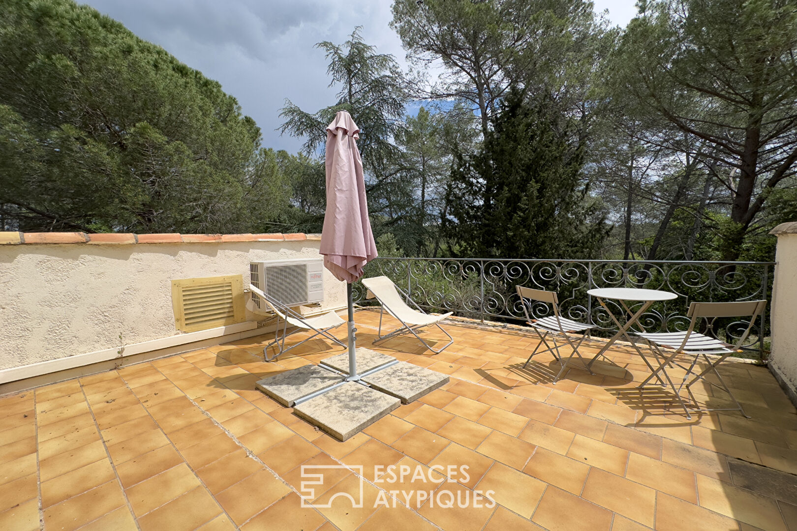 Family villa with swimming pool in a green environment
