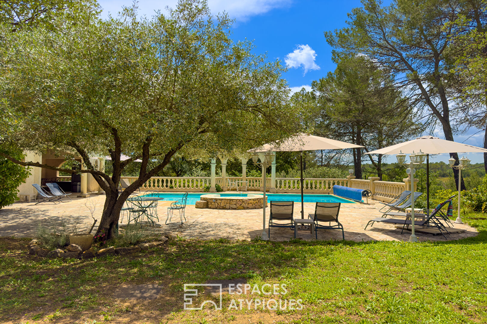 Family villa with swimming pool in a green environment