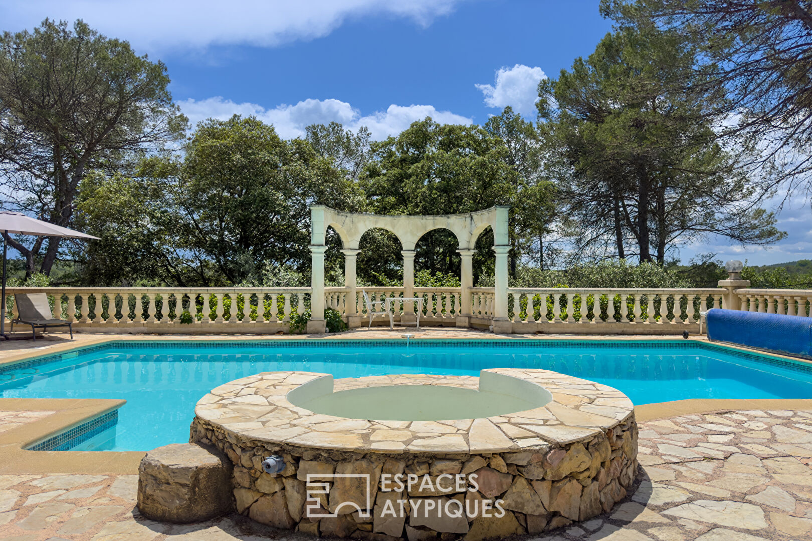 Family villa with swimming pool in a green environment