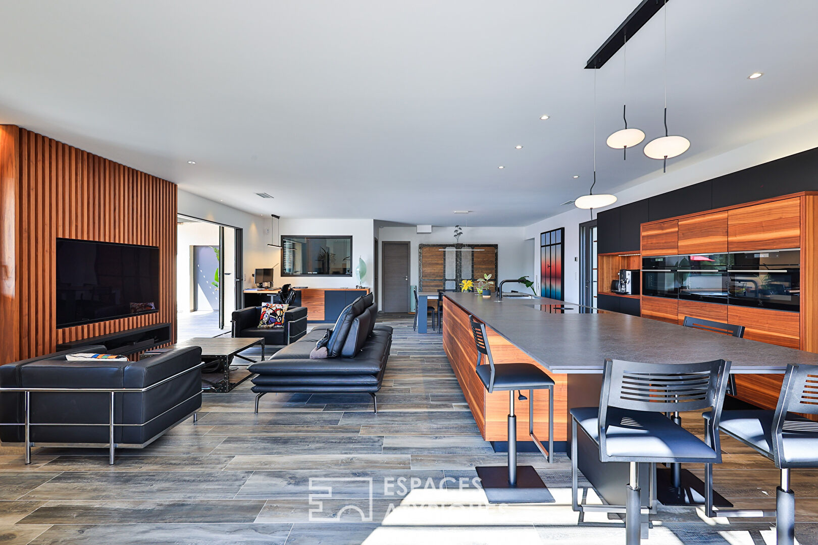 Contemporary villa between sea and mountains