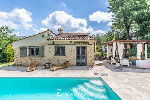 Atypical house combining the old and the modern
