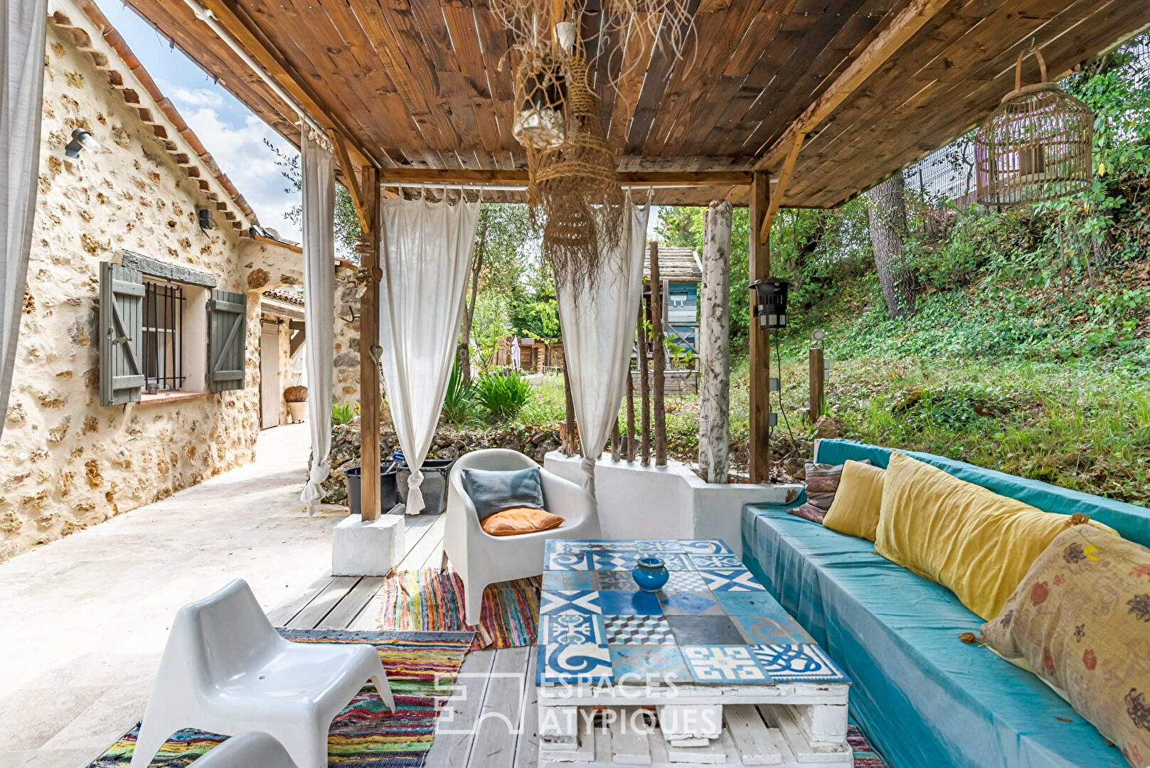 Atypical house combining the old and the modern