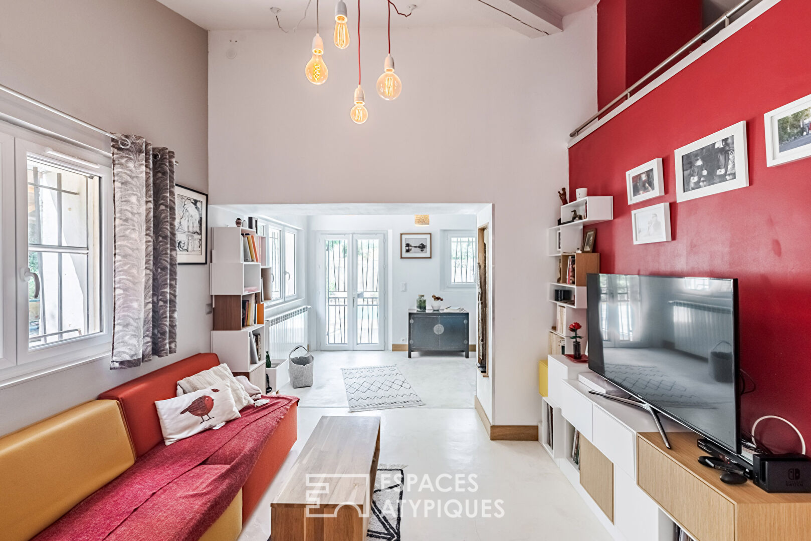 Atypical house combining the old and the modern