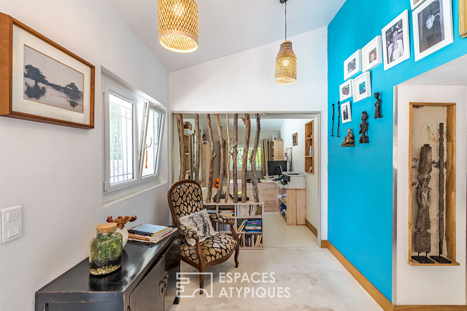 Atypical house combining the old and the modern