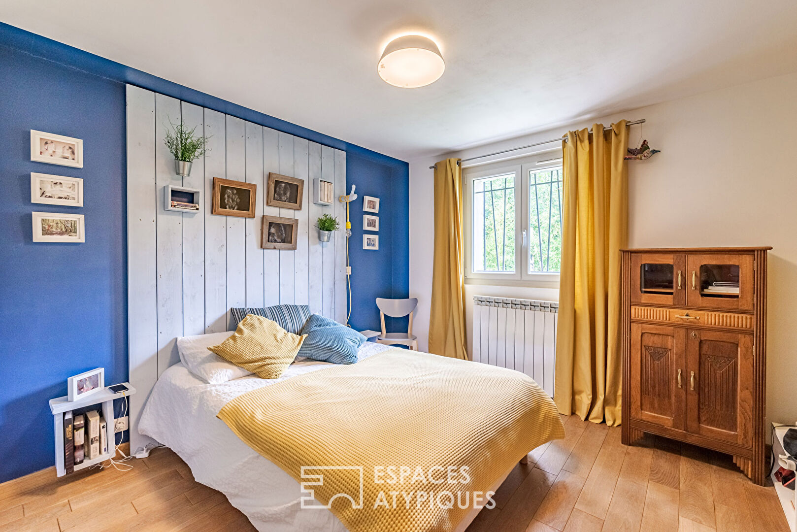 Atypical house combining the old and the modern