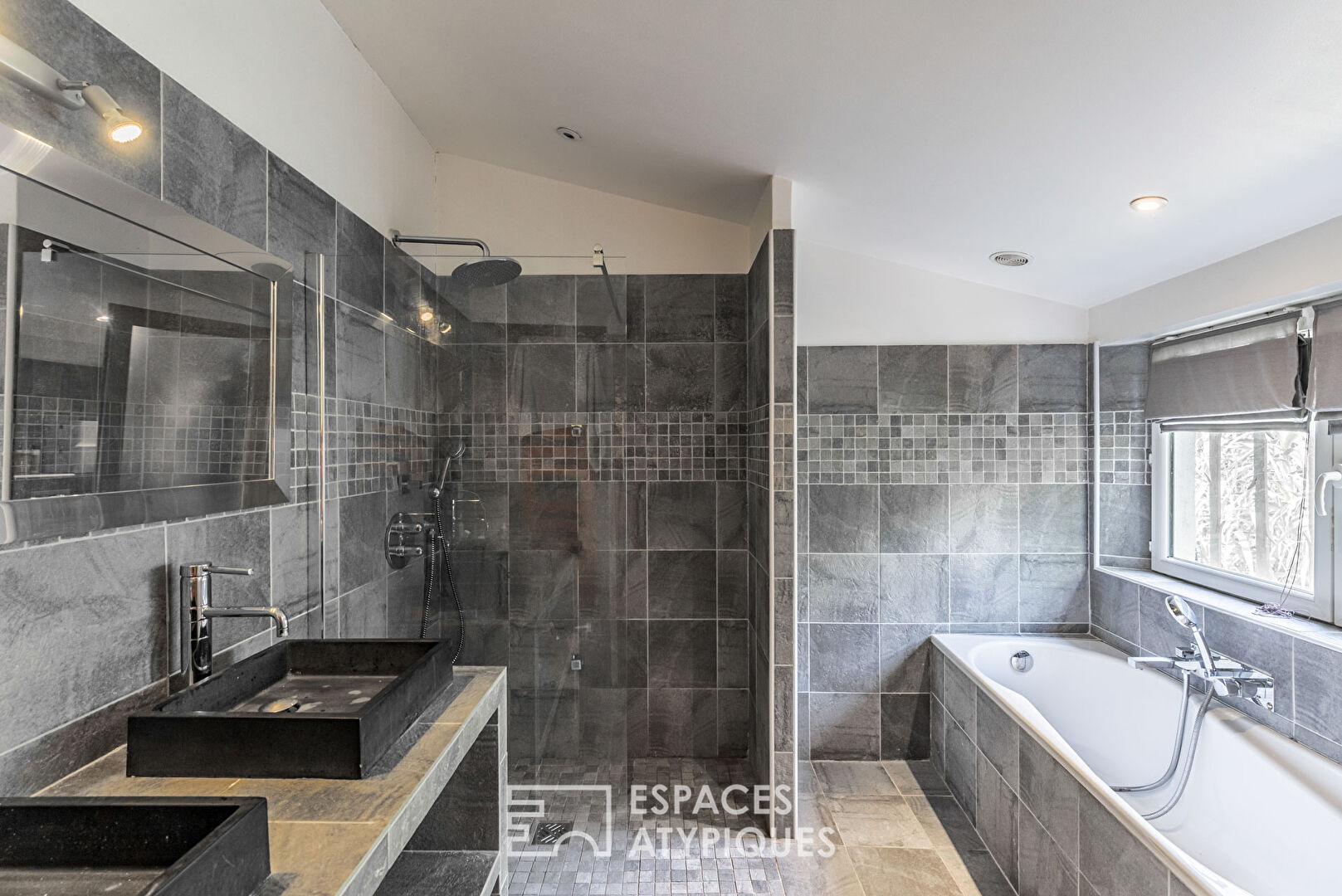 Atypical house combining the old and the modern