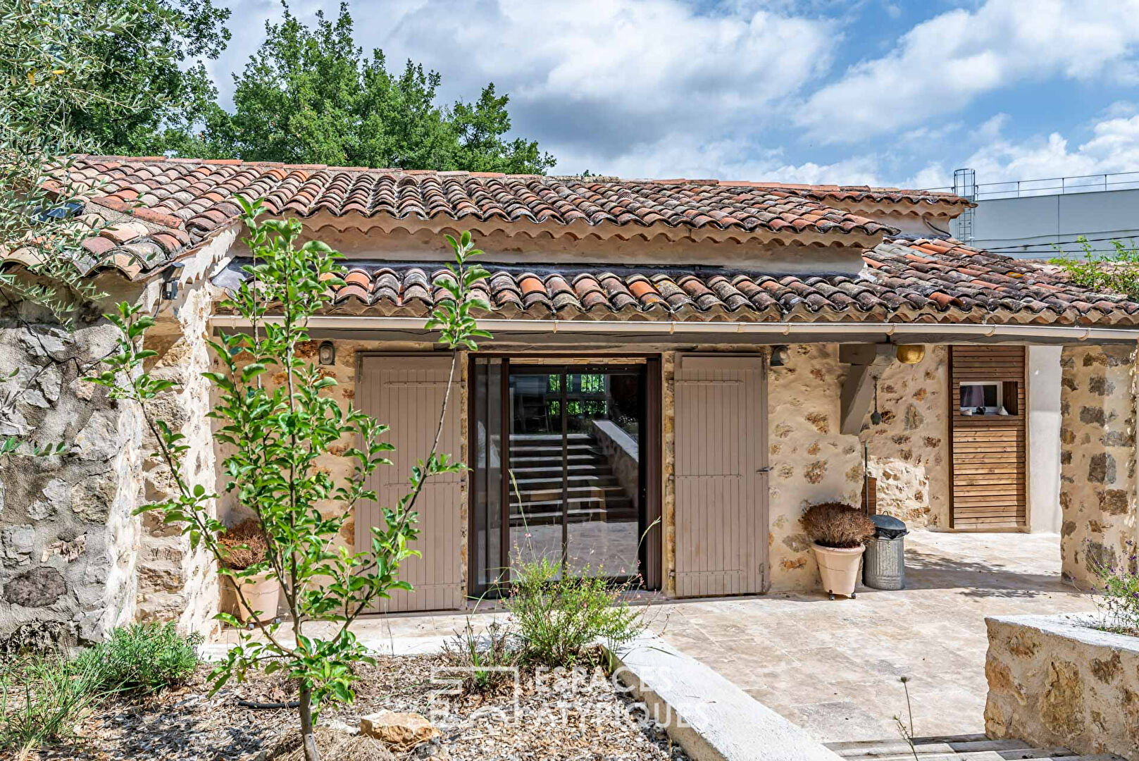 Atypical house combining the old and the modern