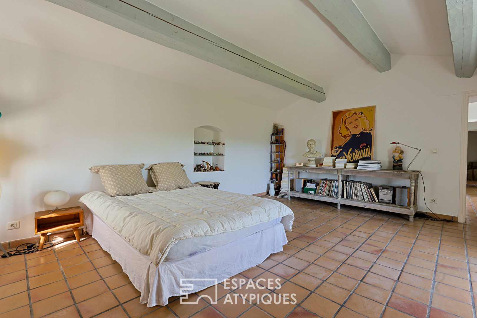 Character property in the heart of Provence