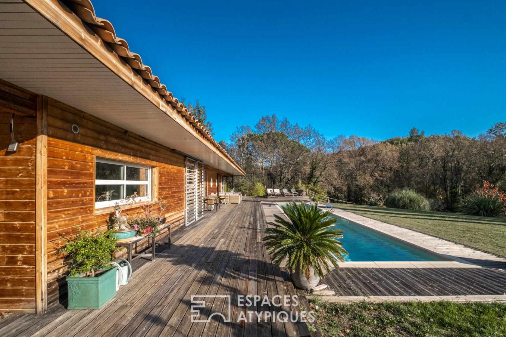 Contemporary architect’s villa with wooden frame