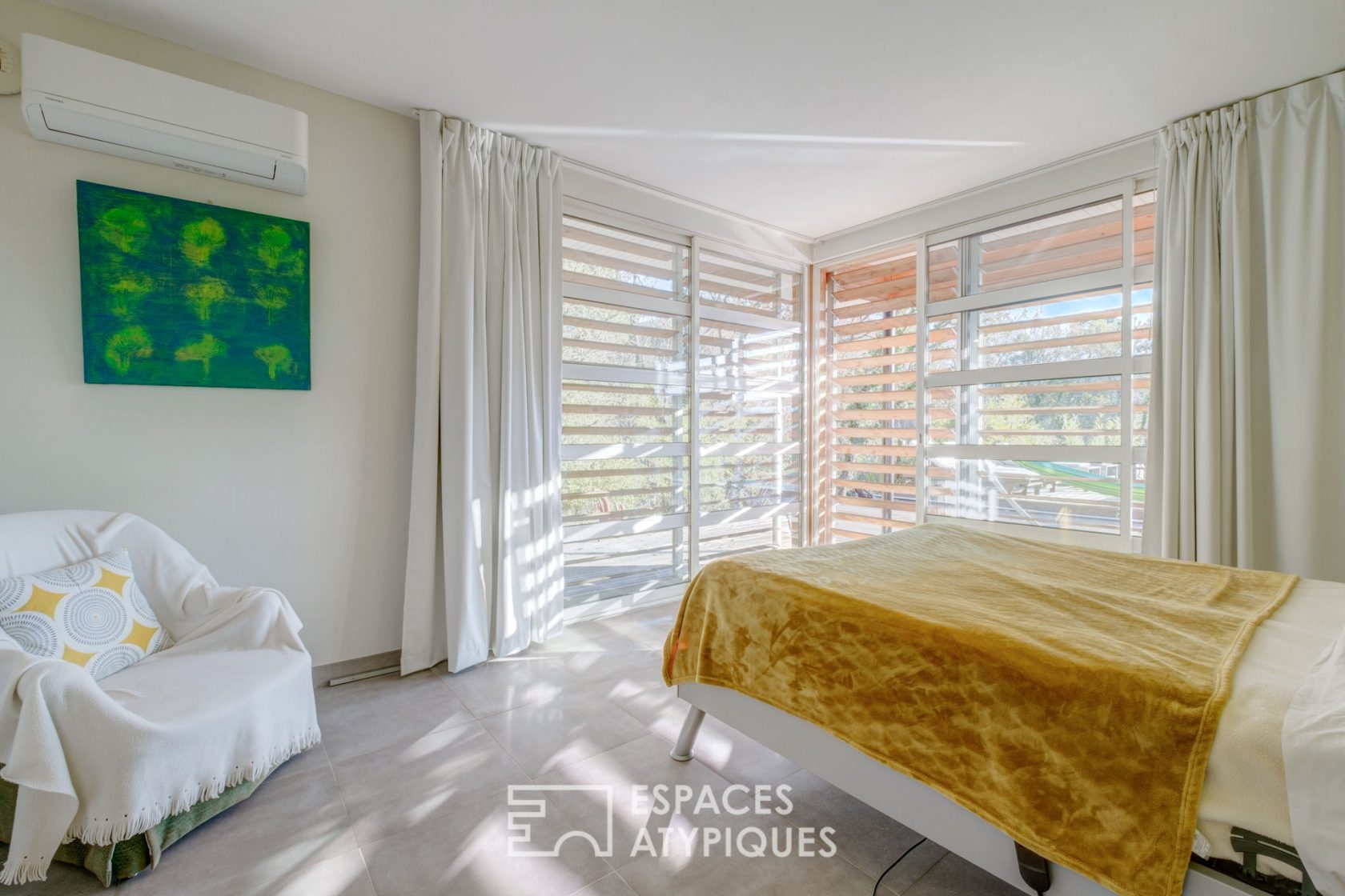 Contemporary architect’s villa with wooden frame