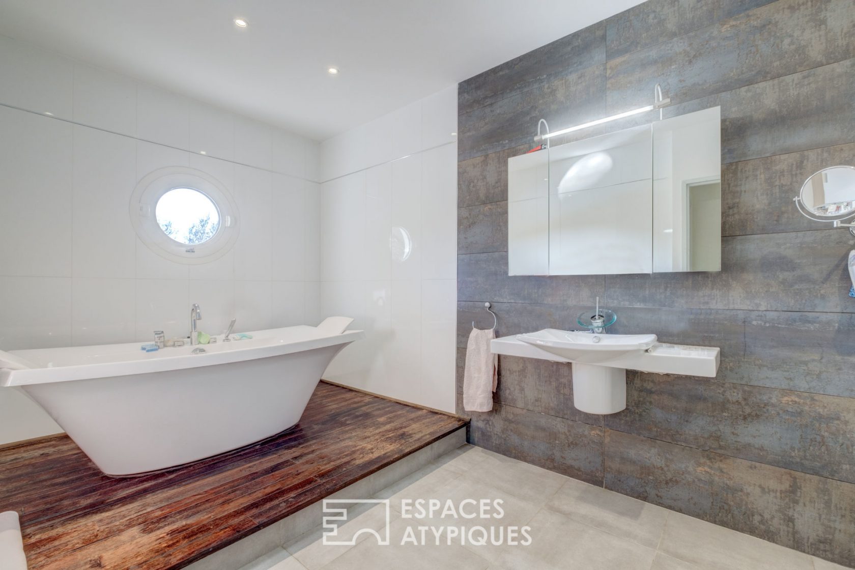 Contemporary architect’s villa with wooden frame