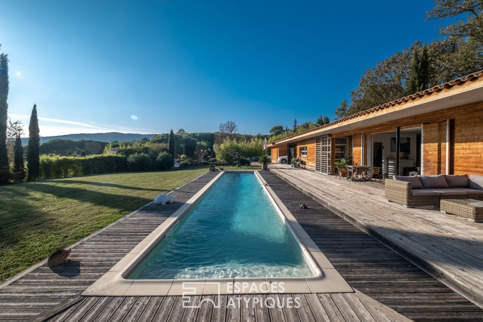 Contemporary architect’s villa with wooden frame