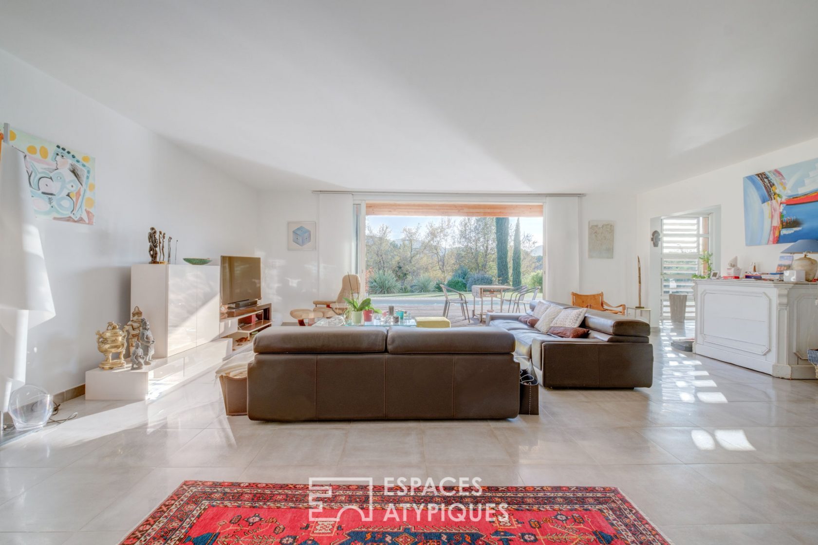 Contemporary architect’s villa with wooden frame