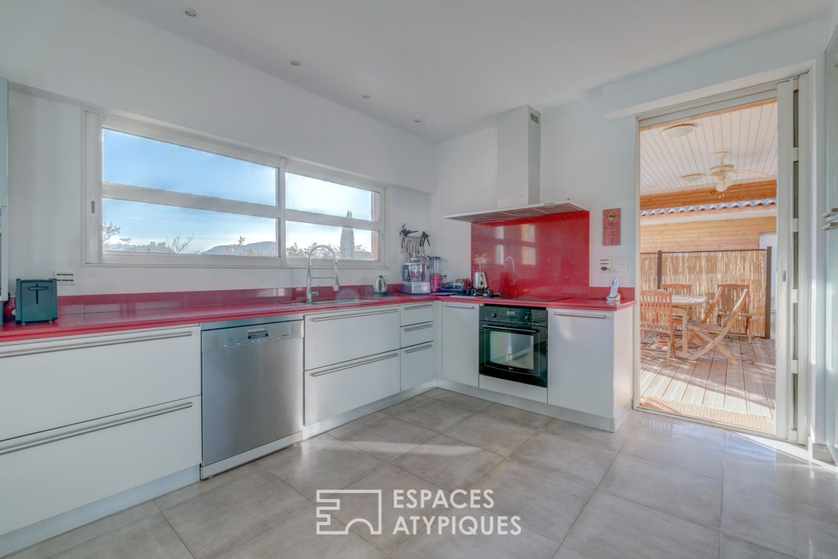 Contemporary architect’s villa with wooden frame