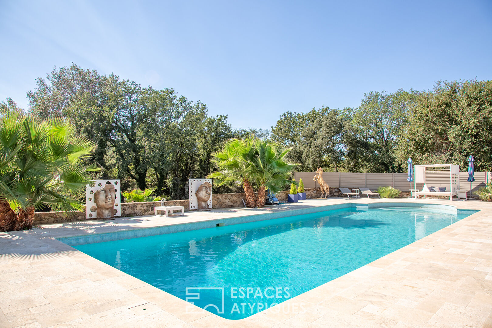 Villa in its green setting and its xxl swimming pool