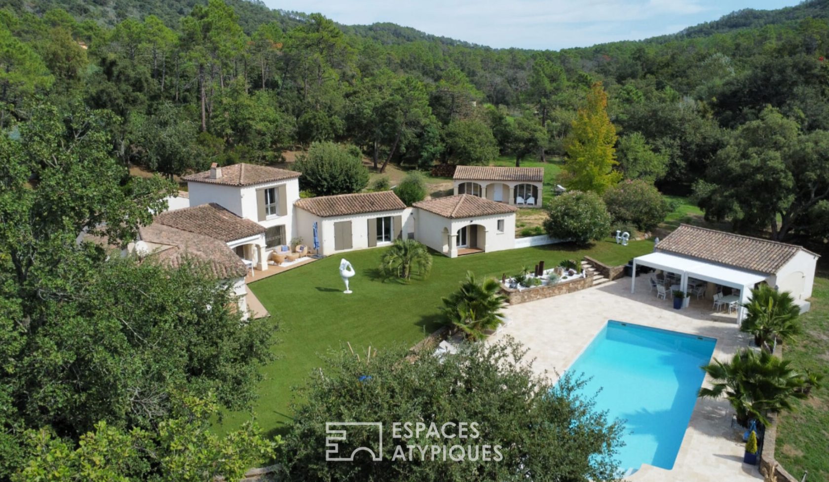 Villa in its green setting and its xxl swimming pool