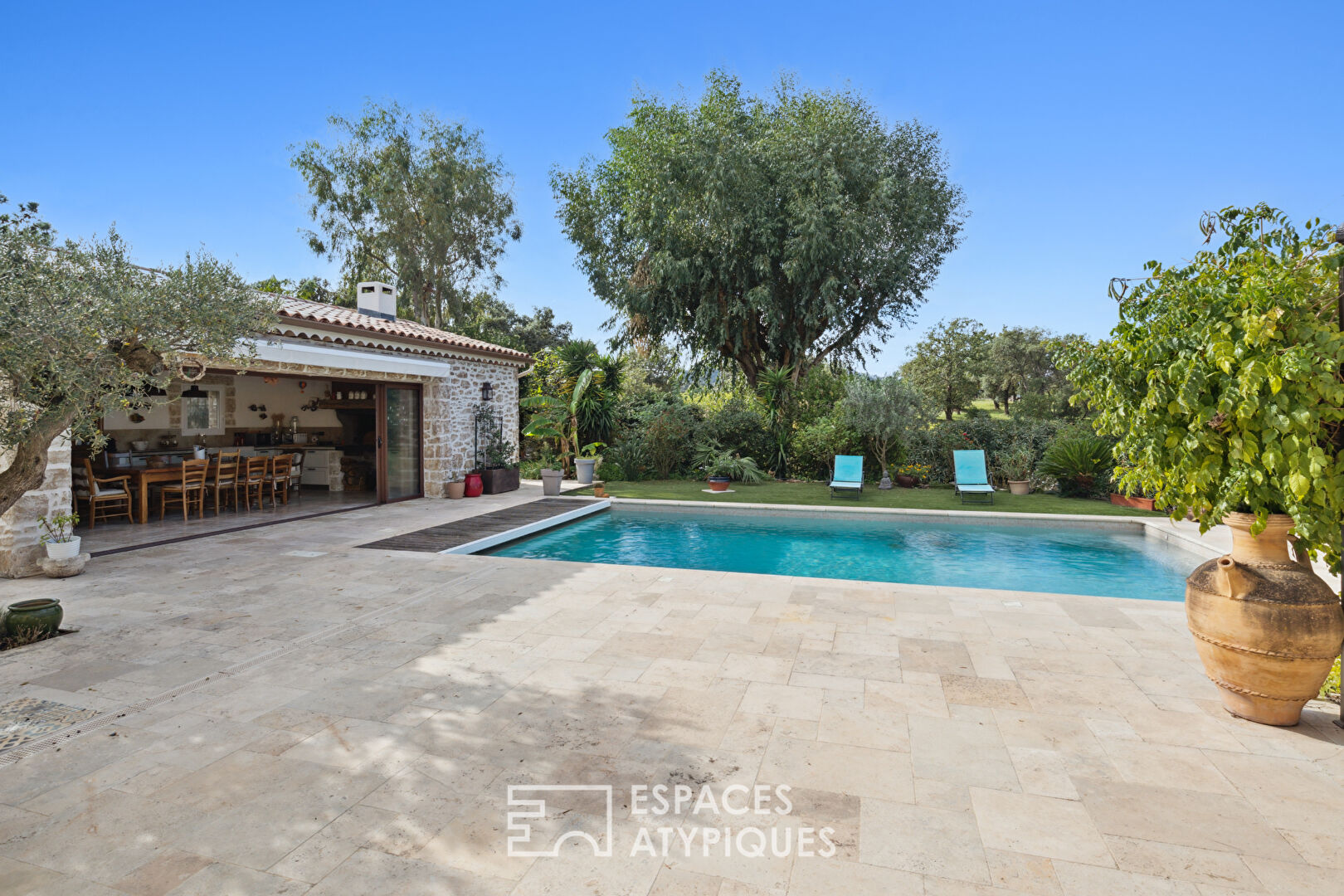 Single storey villa with swimming pool in a green setting
