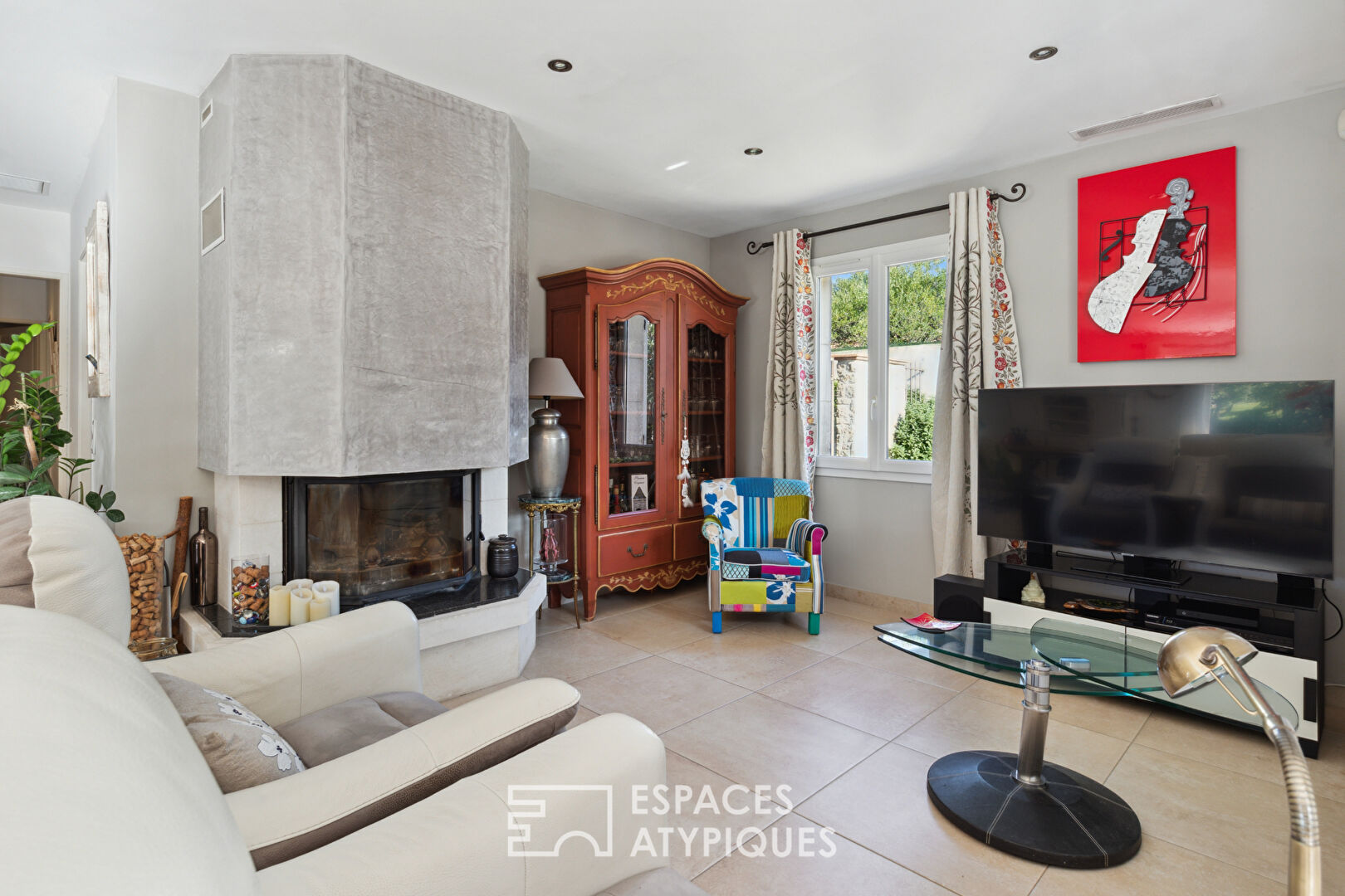 Single storey villa with swimming pool in a green setting