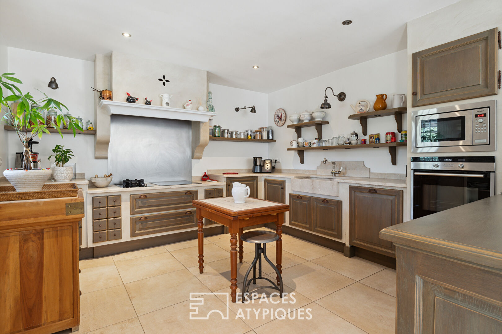 Single storey villa with swimming pool in a green setting