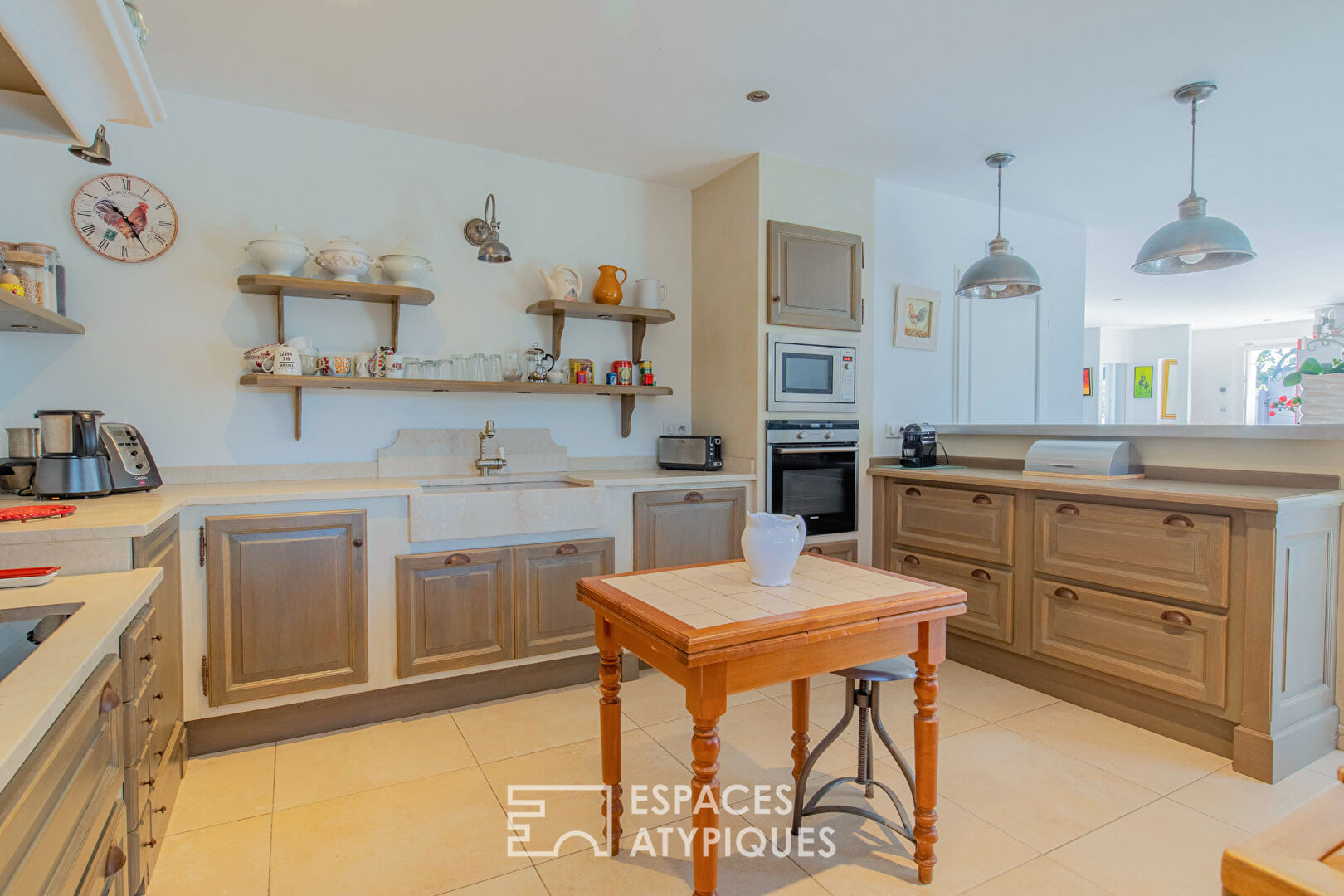 Single storey villa with swimming pool in a green setting