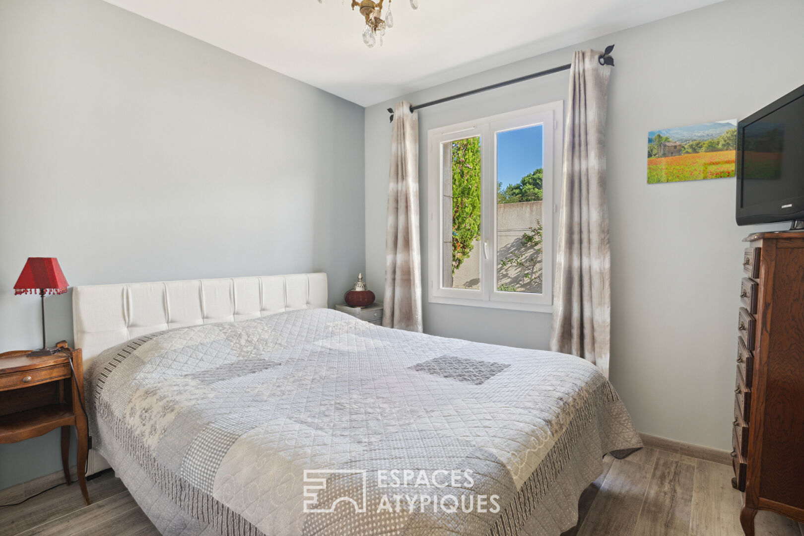 Single storey villa with swimming pool in a green setting