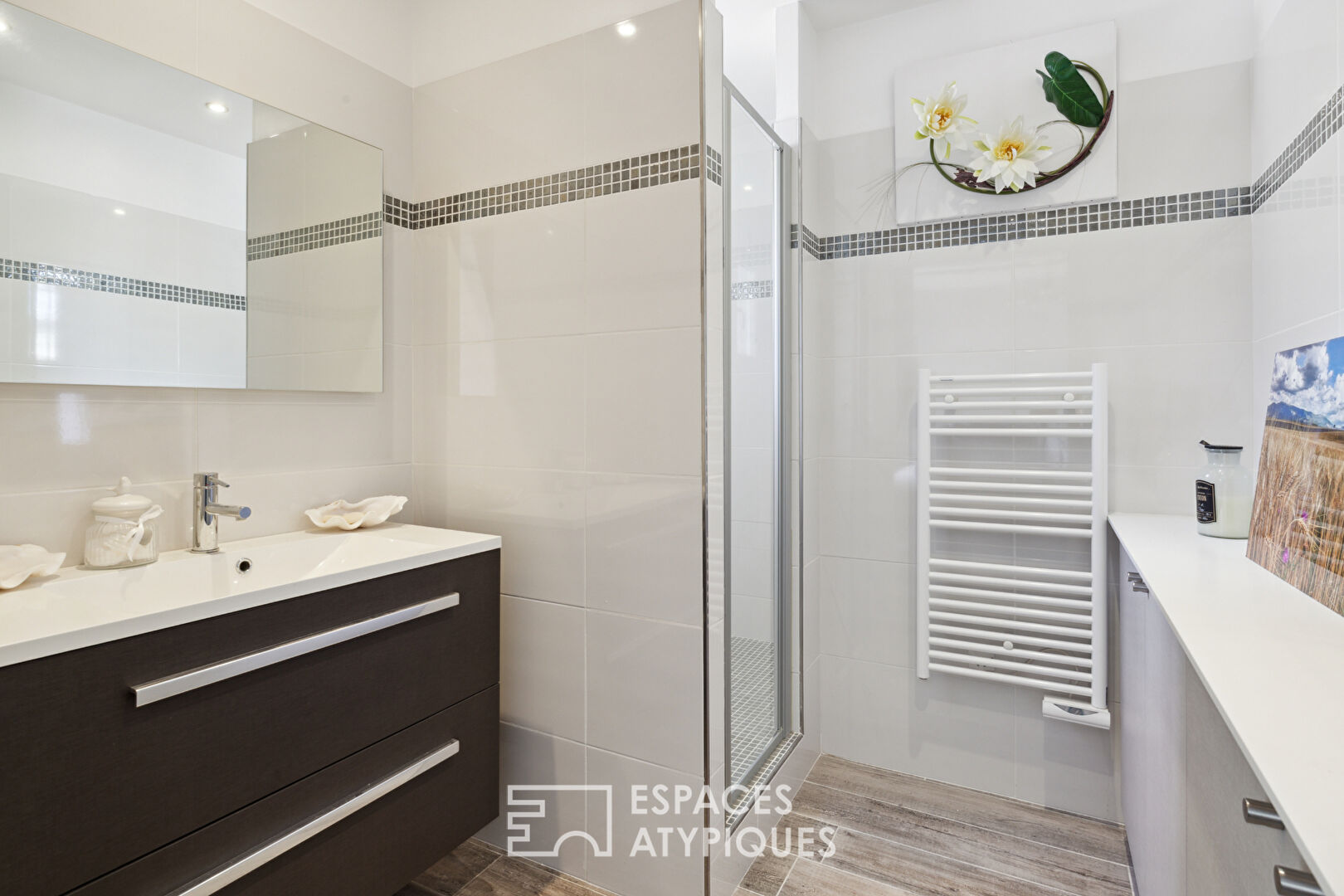 Single storey villa with swimming pool in a green setting