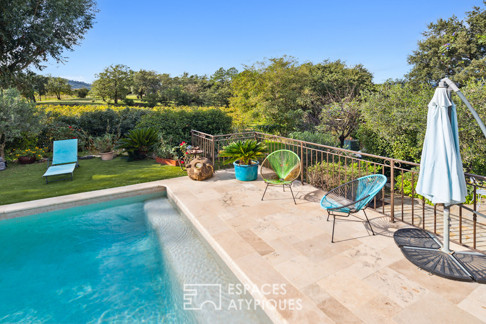 Single storey villa with swimming pool in a green setting