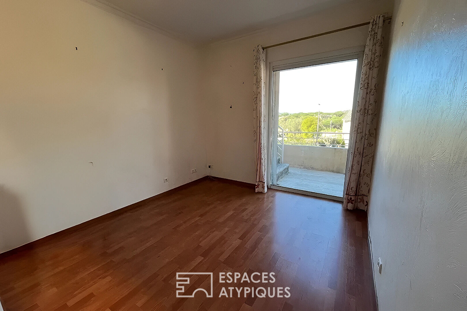 Appartement avec toit terrasse à réinventer