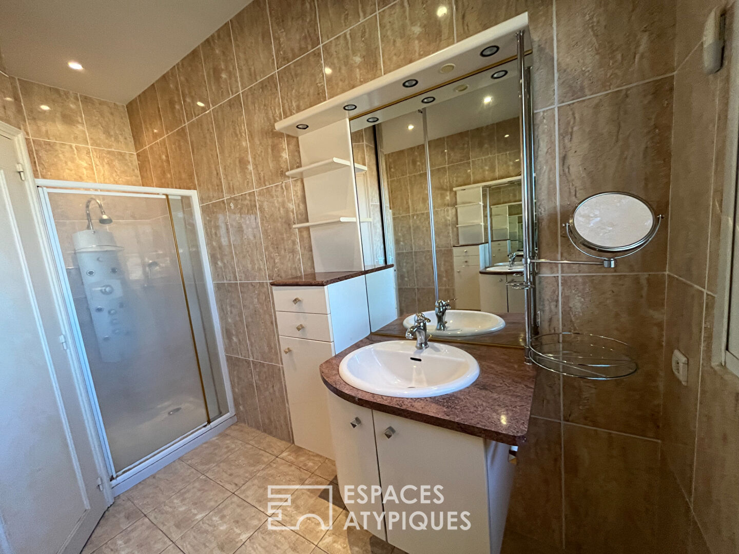 Appartement avec toit terrasse à réinventer