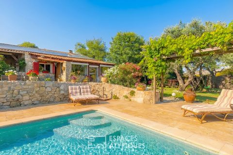 Charme de la pierre et confort de plain-pied avec piscine