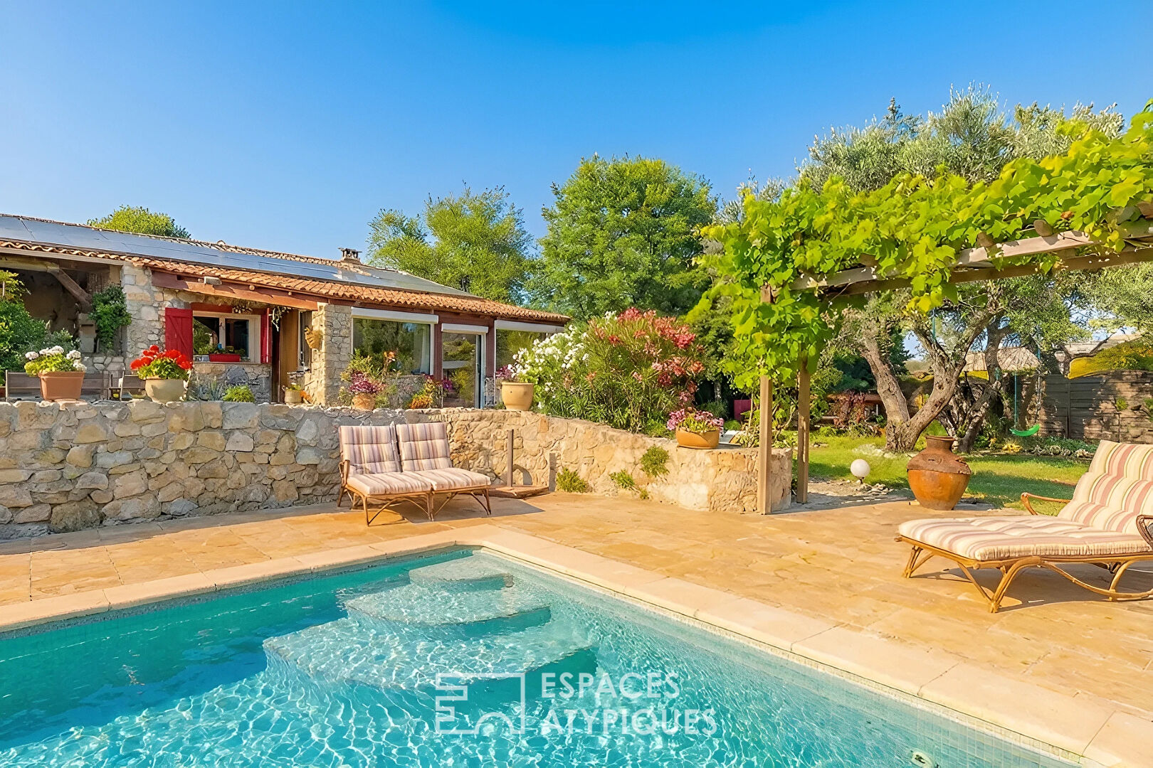 Charme de la pierre et confort de plain-pied avec piscine