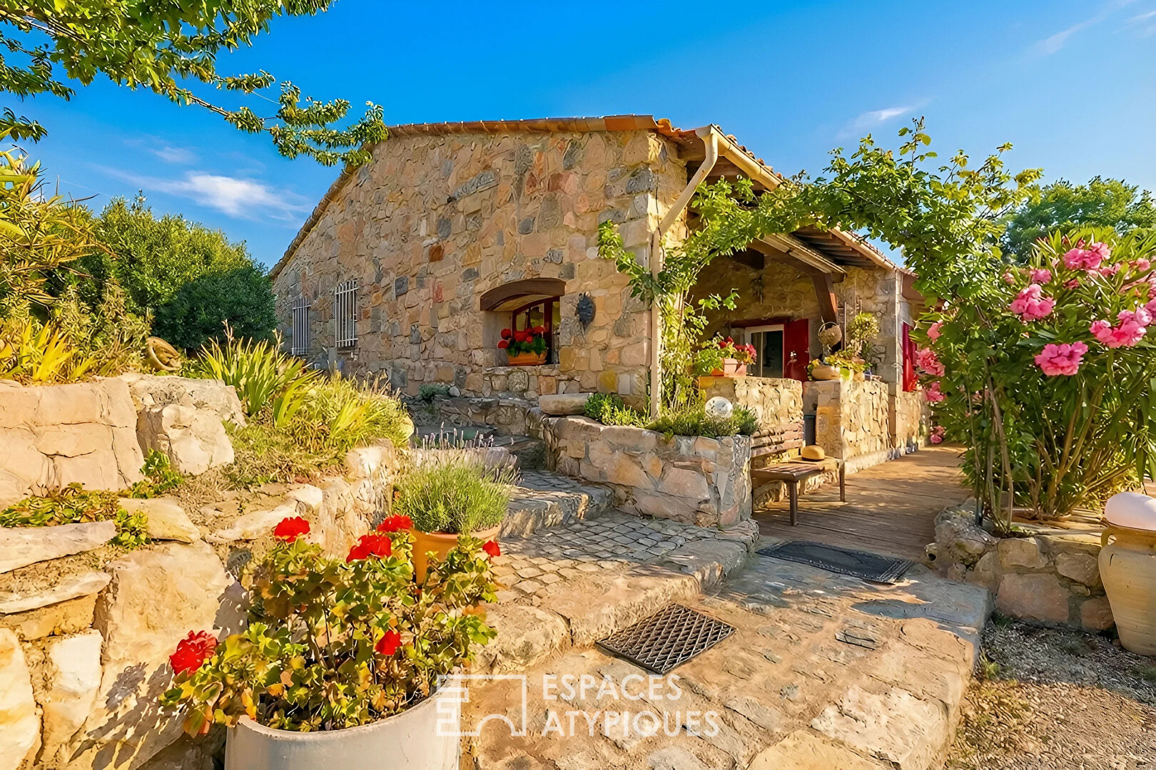 Charme de la pierre et confort de plain-pied avec piscine