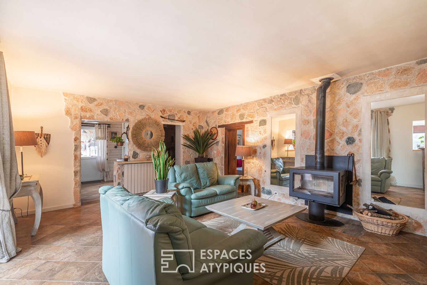 Charme de la pierre et confort de plain-pied avec piscine