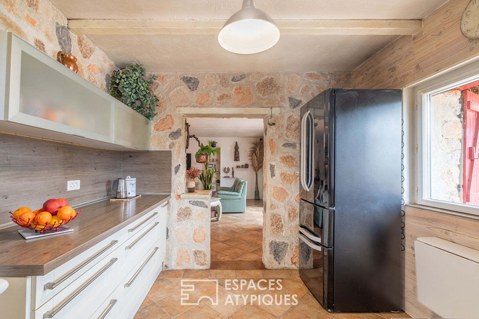 Charme de la pierre et confort de plain-pied avec piscine